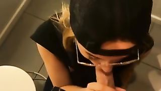 Bella biondina con gli occhiali spompina cazzo