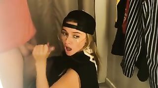 Bella biondina con gli occhiali spompina cazzo