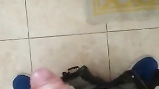 QUANTO MI PIACE ESSERE GUARDATO DALLE MIE AMICHE TROIE MENTRE MI SEGO