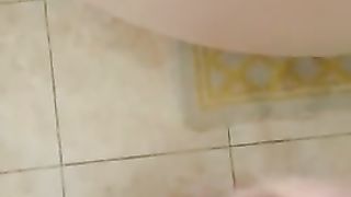 QUANTO MI PIACE ESSERE GUARDATO DALLE MIE AMICHE TROIE MENTRE MI SEGO