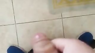 QUANTO MI PIACE ESSERE GUARDATO DALLE MIE AMICHE TROIE MENTRE MI SEGO