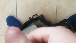 QUANTO MI PIACE ESSERE GUARDATO DALLE MIE AMICHE TROIE MENTRE MI SEGO