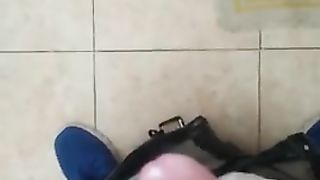 QUANTO MI PIACE ESSERE GUARDATO DALLE MIE AMICHE TROIE MENTRE MI SEGO