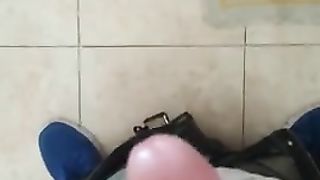 QUANTO MI PIACE ESSERE GUARDATO DALLE MIE AMICHE TROIE MENTRE MI SEGO