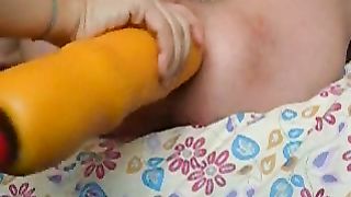 Rita mi prepara il culo con un dildo