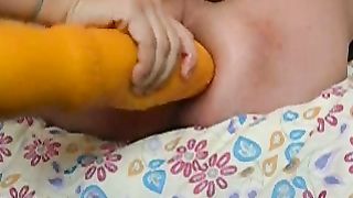 Rita mi prepara il culo con un dildo