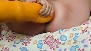 Rita mi prepara il culo con un dildo