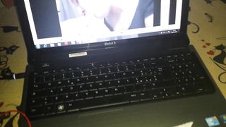 DAVANTI A UN VIDEO PORNO