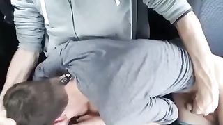 Pompino gay in auto 2