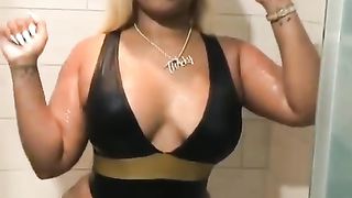 Bella nera culona si fa la doccia