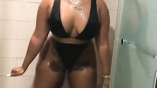 Bella nera culona si fa la doccia