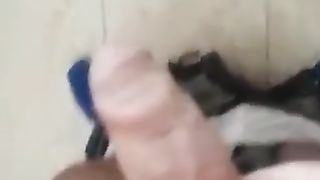 GIOCANDO CON IL MIO CAZZO