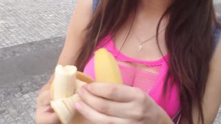 La ragazzina mangia...