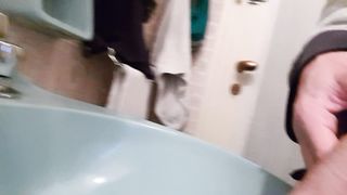 Faccio pipì in bagno