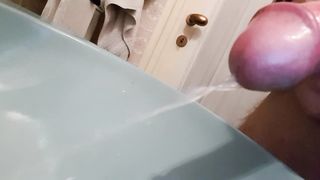 Faccio pipì in bagno