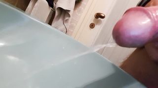 Faccio pipì in bagno