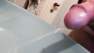 Faccio pipì in bagno