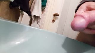 Faccio pipì in bagno