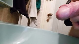 Faccio pipì in bagno