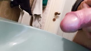 Faccio pipì in bagno