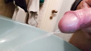 Faccio pipì in bagno