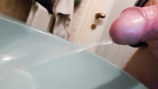 Faccio pipì in bagno