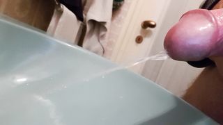 Faccio pipì in bagno