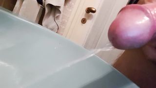 Faccio pipì in bagno