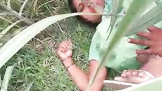 Anteprima del video: Scopo la mia migliore amica nella boscaglia