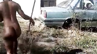 Giovane nera scappa nuda