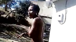 Giovane nera scappa nuda