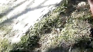 Giovane nera scappa nuda