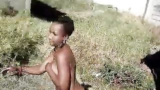 Giovane nera scappa nuda