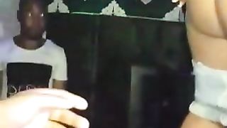 Ragazza nera si spoglia in discoteca