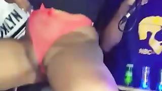 Ragazza nera si spoglia in discoteca