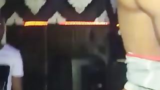 Ragazza nera si spoglia in discoteca