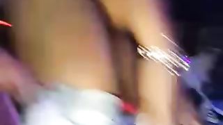 Ragazza nera si spoglia in discoteca