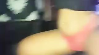 Ragazza nera si spoglia in discoteca