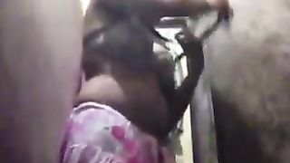 Mi spoglio per fare la doccia