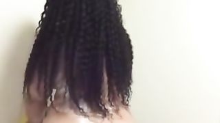 Mulatta cicciona nuda nella vasca da bagno