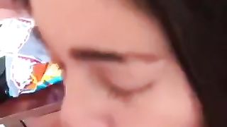 Succhia il cazzo all'amico del suo fidanzato