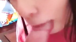 Succhia il cazzo all'amico del suo fidanzato