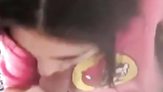 Succhia il cazzo all'amico del suo fidanzato