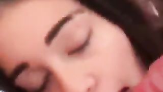 Succhia il cazzo all'amico del suo fidanzato