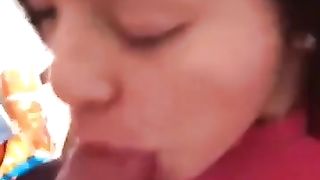 Succhia il cazzo all'amico del suo fidanzato