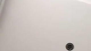 Si fa scopare dall'amico di suo fratello