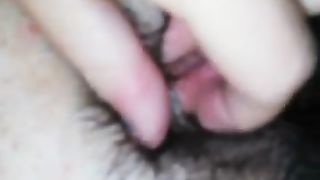 Adora farsi guardare mentre si sditalina