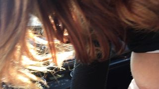 La mia tettona mi sega in auto