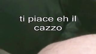 La cagna assetata succhia il cazzo