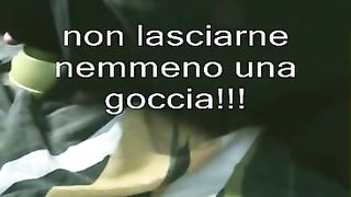 La cagna assetata succhia il cazzo